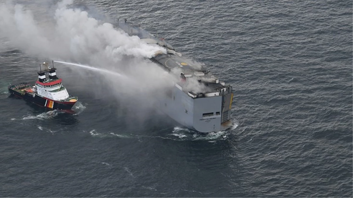 İçinde binlerce otomobilin bulunduğu gemi 2 gündür cayır cayır yanıyor