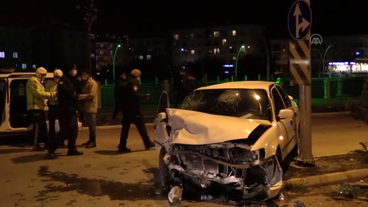 İki otomobil çarpıştı: 2 yaralı