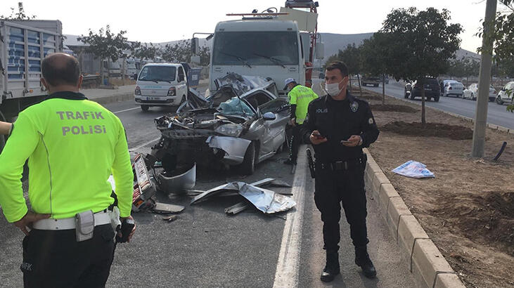 İki TIR'ın arasında sıkışan otomobil hurdaya döndü!
