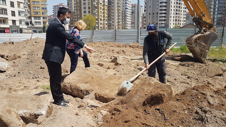 İnşaat kazısında lahit kapağı bulundu, çalışma durduruldu