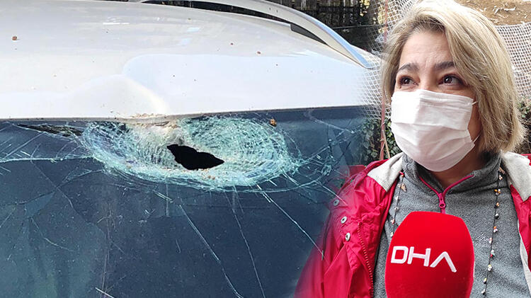 İnşaattan düşen beton parçası iki otomobile zarar verdi!