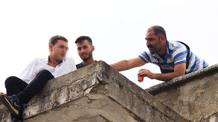 İntihar için çatıya çıktı, çay ikramı sırasında polis yakaladı