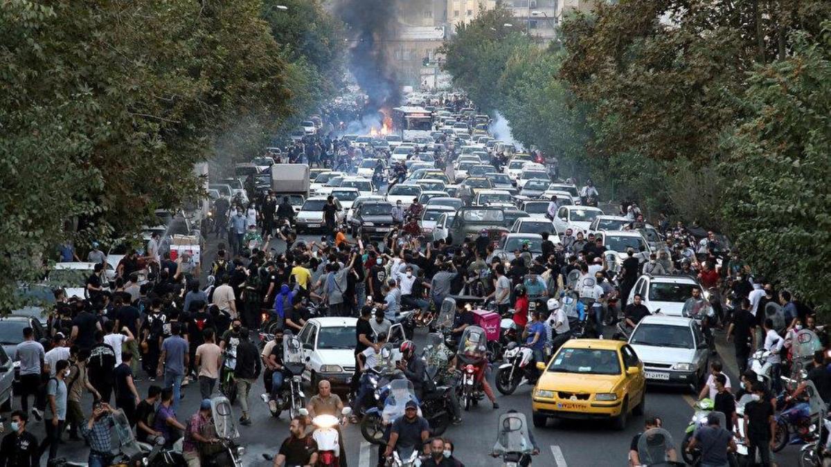 İran'da neler oluyor? Devlet televizyonu, ahlak polisi biriminin kapatıldığı haberlerini yalanladı