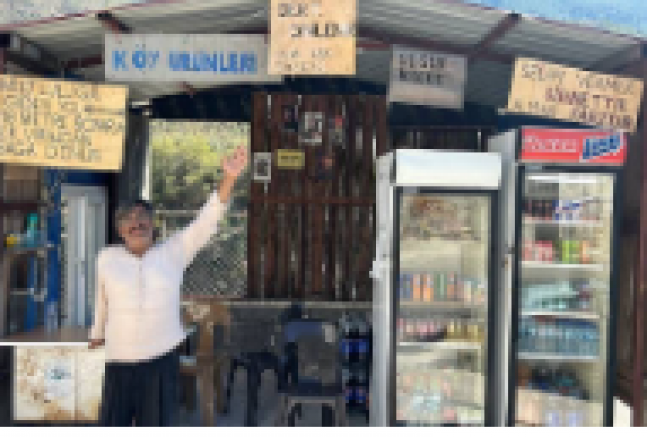 İş yerine astığı tabelayla yüzleri gülümseten esnaf, görenlerin ilgisini çekiyor