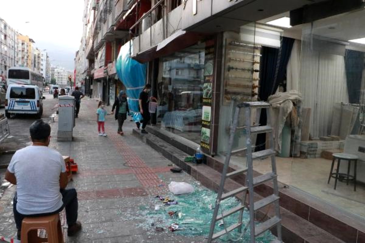 İskenderun'da patlamanın yaşandığı caddede teröre 'Türk bayraklı' tepki