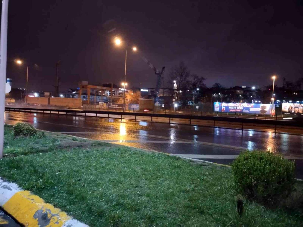 İstanbul Anadolu Yakası'nda sağanak yağış etkili oluyor