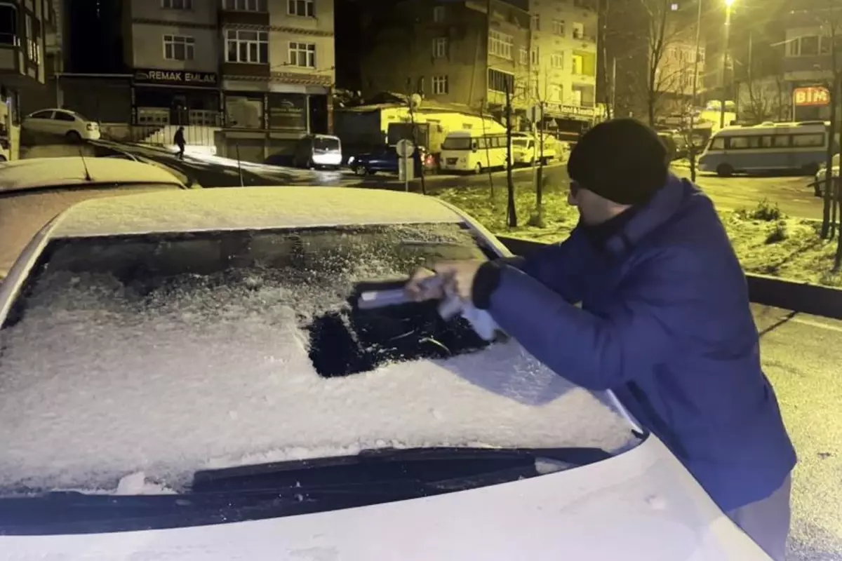 İstanbul buz tuttu, vatandaşlar yürümekte zorlandı