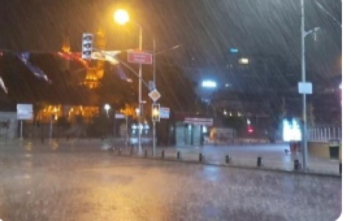 İstanbul'da gece saatlerinde aniden bastıran sağanak etkili oldu