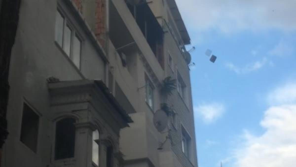 İSTANBUL-FATİH'TE BİR KİŞİ ÖNCE YAŞADIĞI EVİN ÇATISINI YAKTI, SONRA İTFAİYECİLERE SALDIRDI