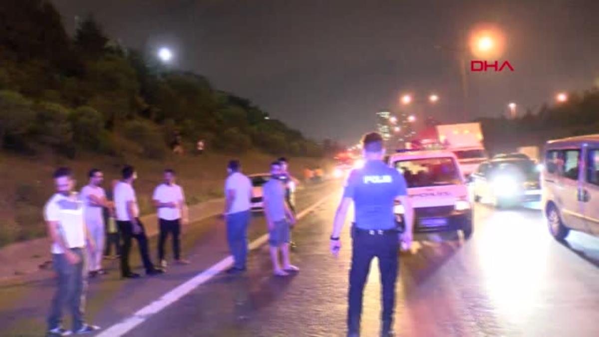 İSTANBUL-TEM OTOYOLU'NDA TAKLA ATIP HURDAYA DÖNEN OTOMOBİLDE BİR KİŞİ YARALANDI