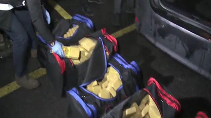 İstanbul'da 4 ilçedeki uyuşturucu operasyonu kamerada