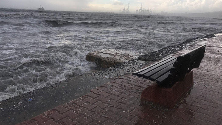 İstanbul'da 4 metrelik dalgalar