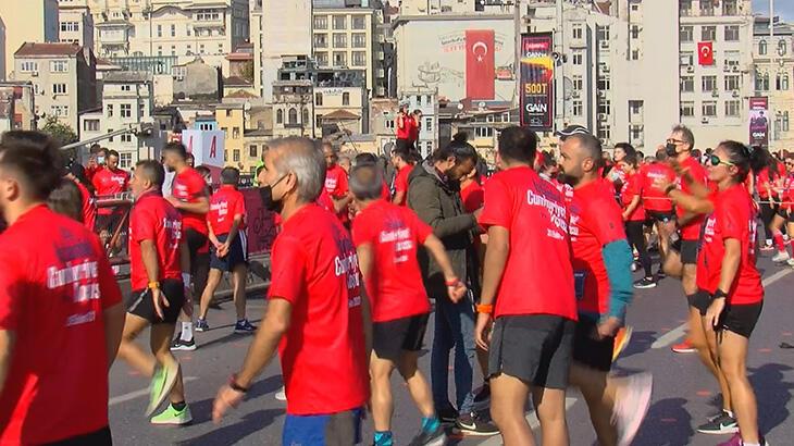 İstanbul'da bir ilk! Galata Köprüsü'nde Cumhuriyet Koşusu