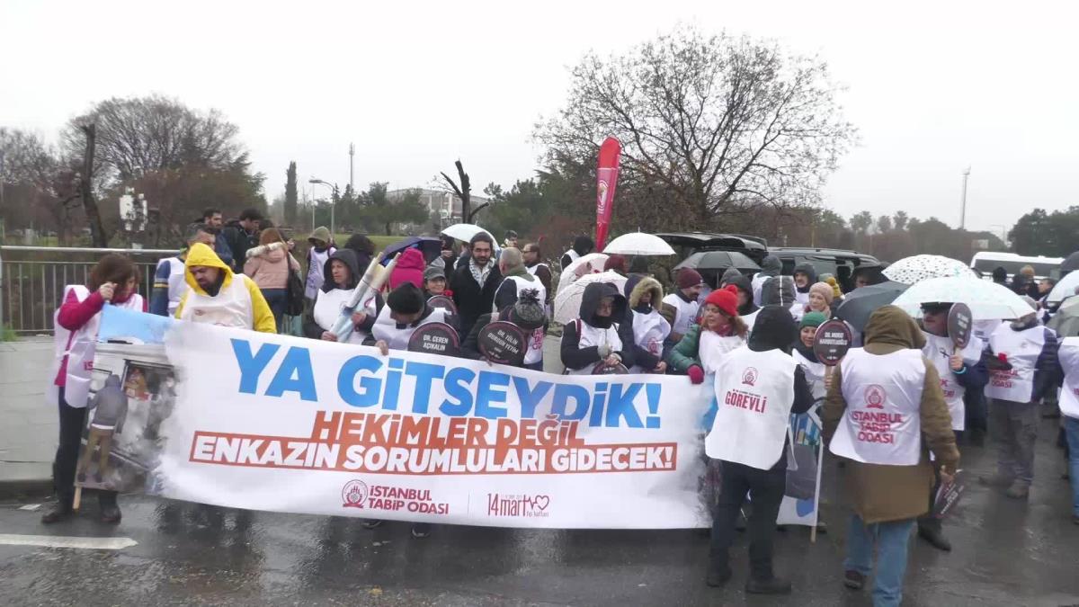 İstanbul'da Hekimler, Depremlerde Yaşamını Yitirenler İçin Haydarpaşa Numune'den Kadıköy İskelesi'ne Kadar 