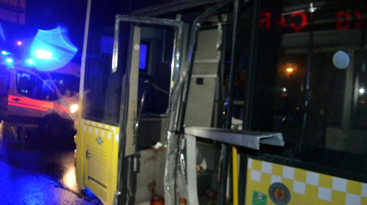 İstanbul'da İETT otobüsü yön tabelasına ve bariyerlere çarptı