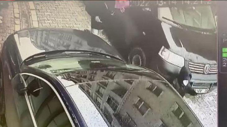 İstanbul'da kahreden an! 3 yaşındaki çocuk minibüsün altında kaldı