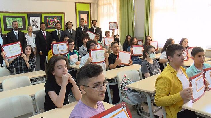 İstanbul'da karneler dağıltı yaz tatili başladı