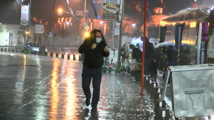 İstanbul'da sabah saatlerinde sağanak etkili oldu