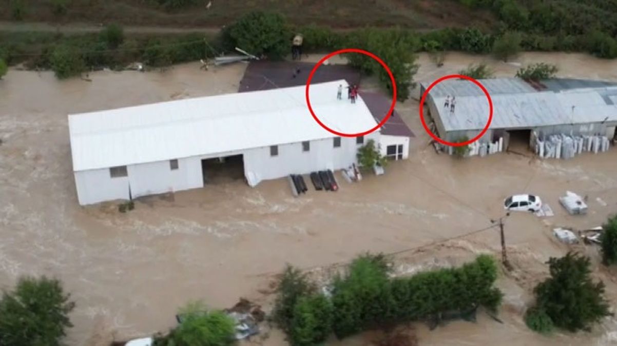 İstanbul'da taşan dereden korunmak için çatıya çıkarak canını kurtaran işçiler helikopterle kurtarıldı