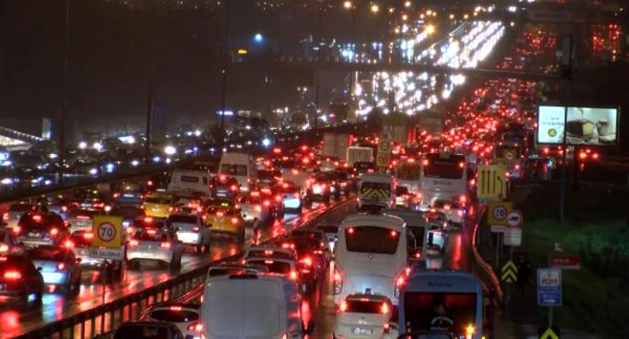 İstanbul'da trafik yoğunluğu yüzde 72'ye ulaştı