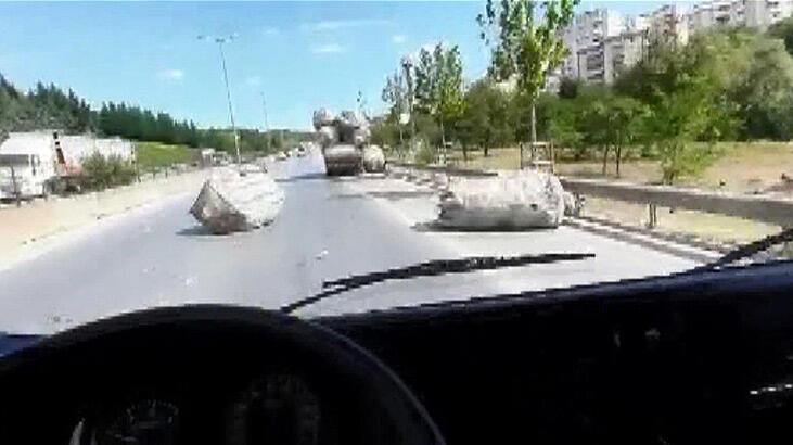 İstanbul'da trafikte zor anlar! Bir anda yola devrildi