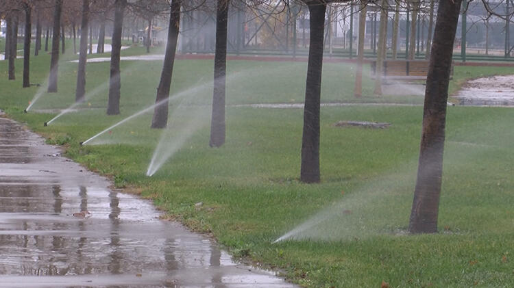 İstanbul'da yağmurlu havada fıskiyelerin çalıştırılmasına tepki!