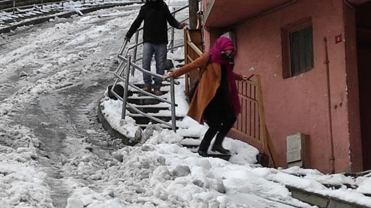 İstanbul'da yayaların buzlu yolla imtihanı