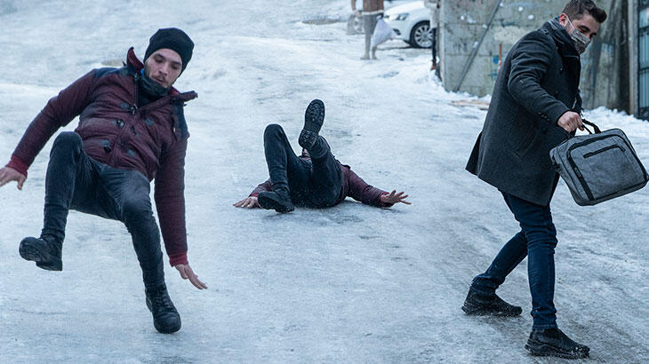 İstanbul'da yollar buz pistine döndü