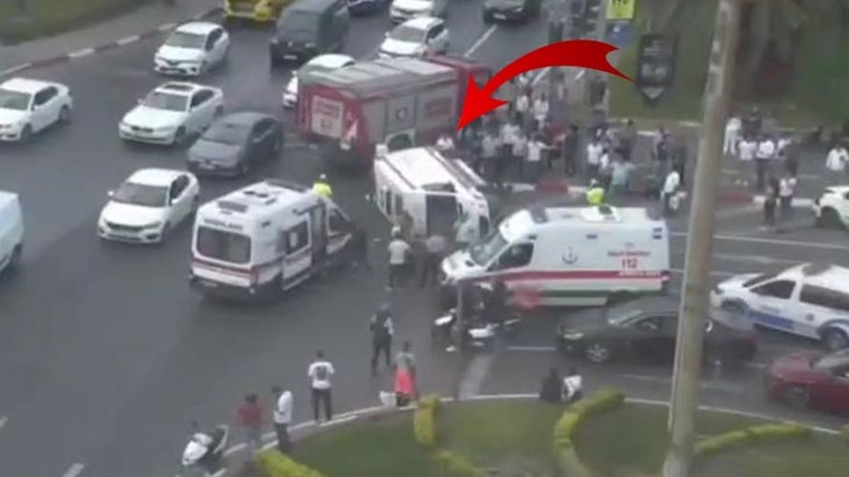 İstanbul'un göbeğinde korkutan kaza! Araçla çarpışan ambulans yan yattı