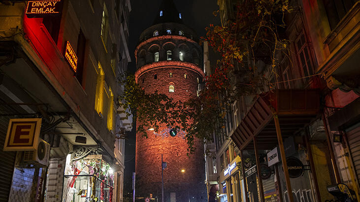 İstanbul'un simgeleri turuncuya boyandı! İşte nedeni...