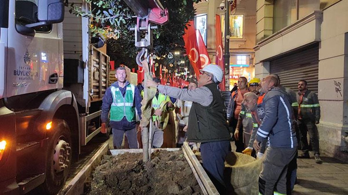 İstiklal Caddesi'nde bankların ardından ağaç ve beton saksılar da kaldırılıyor