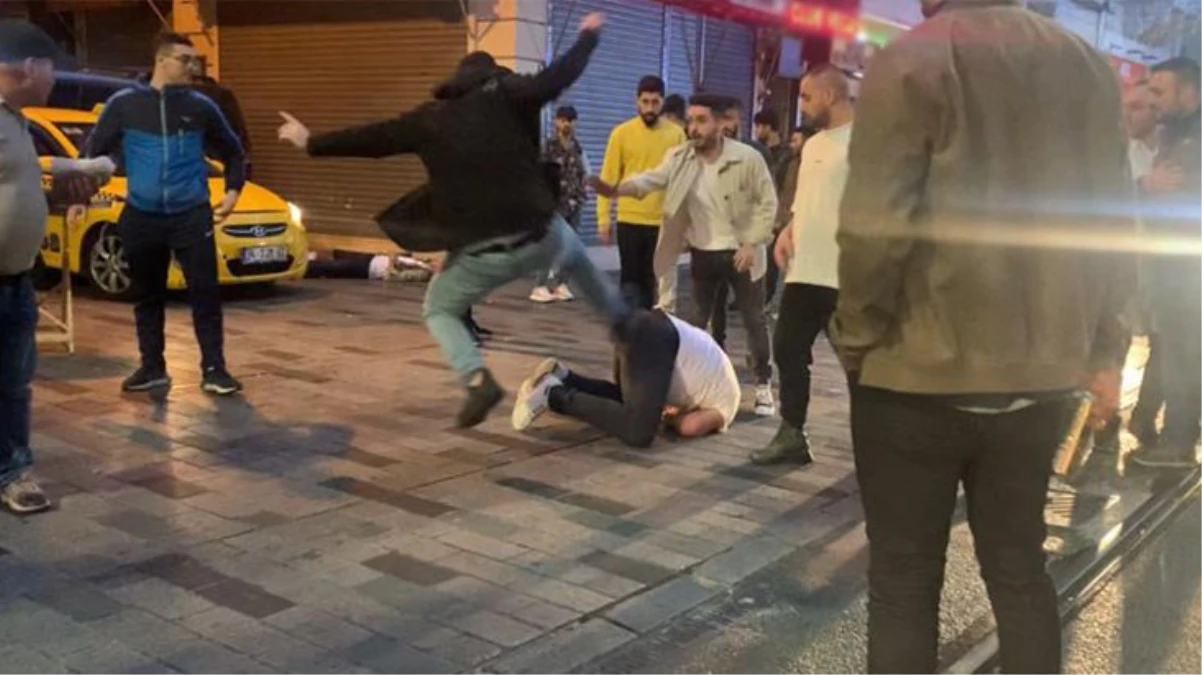 İstiklal Caddesi'nde bayıltan dayak! Yere düşürüp defalarca tekmelediler