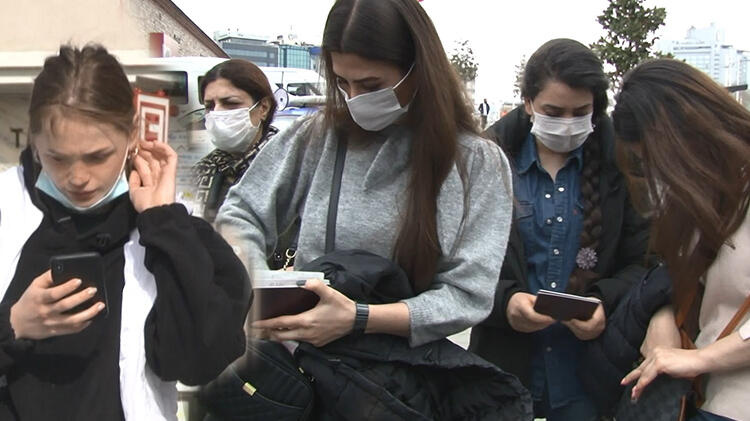 İstiklal Caddesi'nde turist yoğunluğu! Akın ettiler