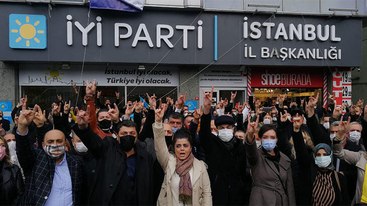 İYİ Parti üyesi bir grup eylem yaparak İstanbul İl Başkanı'nın istifasını istedi