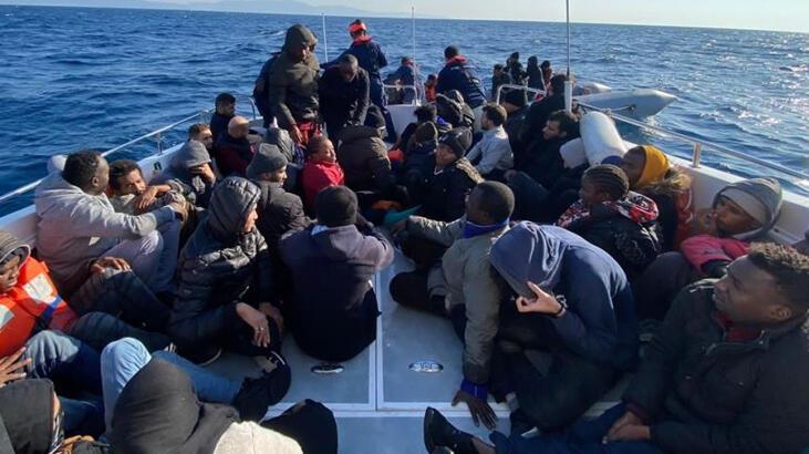İzmir açıklarında 77 düzensiz göçmen kurtarıldı
