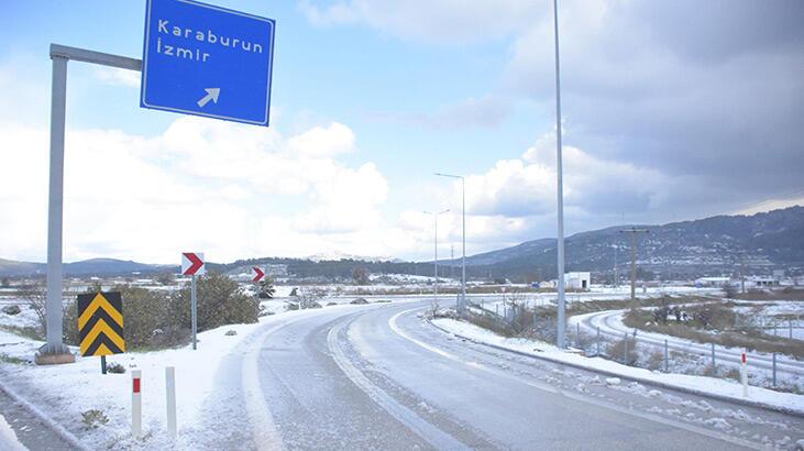 İzmir Çeşme'de kar yağışı etkili oldu