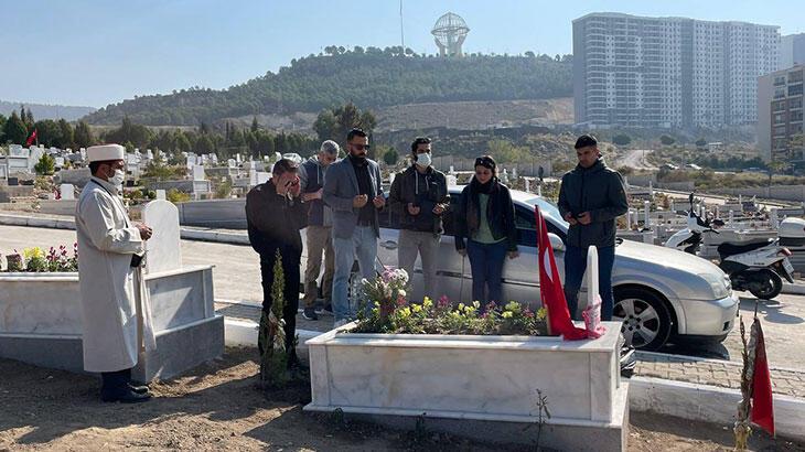 İzmir depreminde hayatını kaybedenler mezarları başında anılıyor