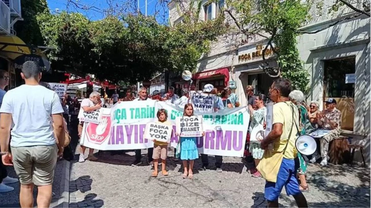 İzmir Foça'da, imara açılan alanlar ve kaçak inşaatlar belediye önünde protesto edildi