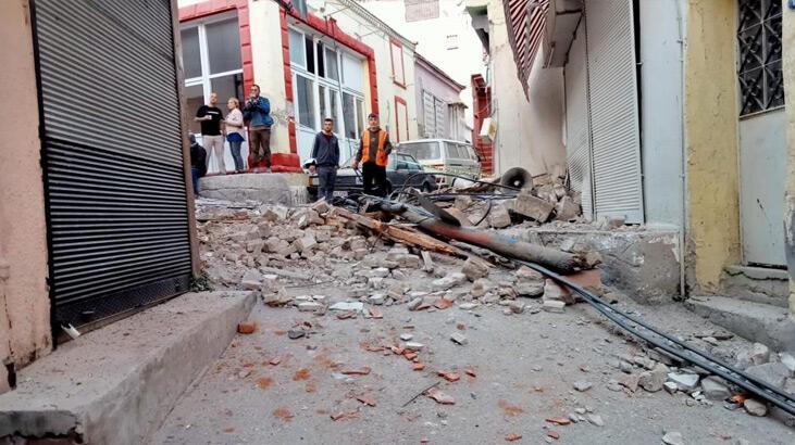İzmir'de 4,9 büyüklüğünde deprem! Yaralılar var