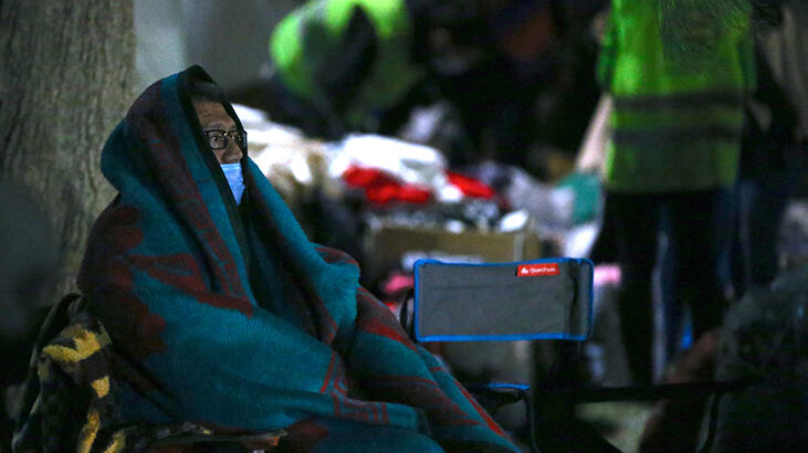 İzmir'de 9 binada arama kurtarma çalışmaları devam ediyor