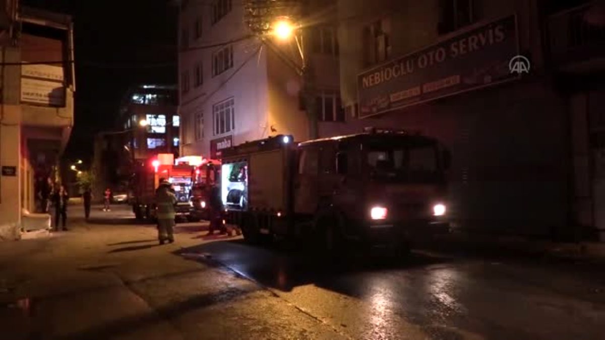 İzmir'de çatıda çıkan yangın söndürüldü