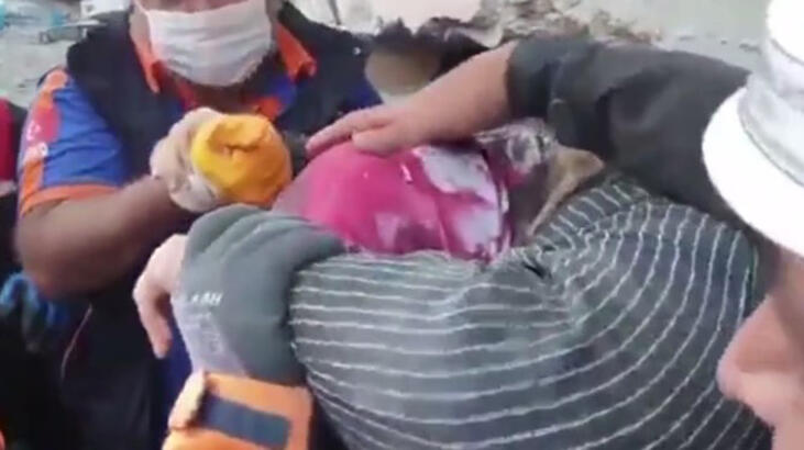 İzmir'de enkaz altından yürüyerek çıktı