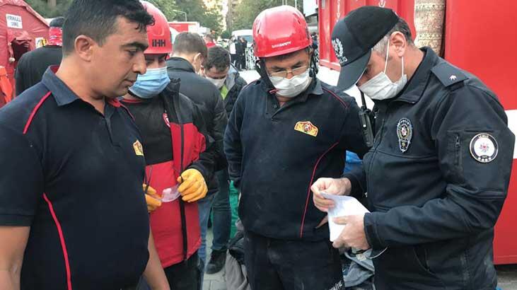 İzmir'de enkazda altın dolu çanta bulundu