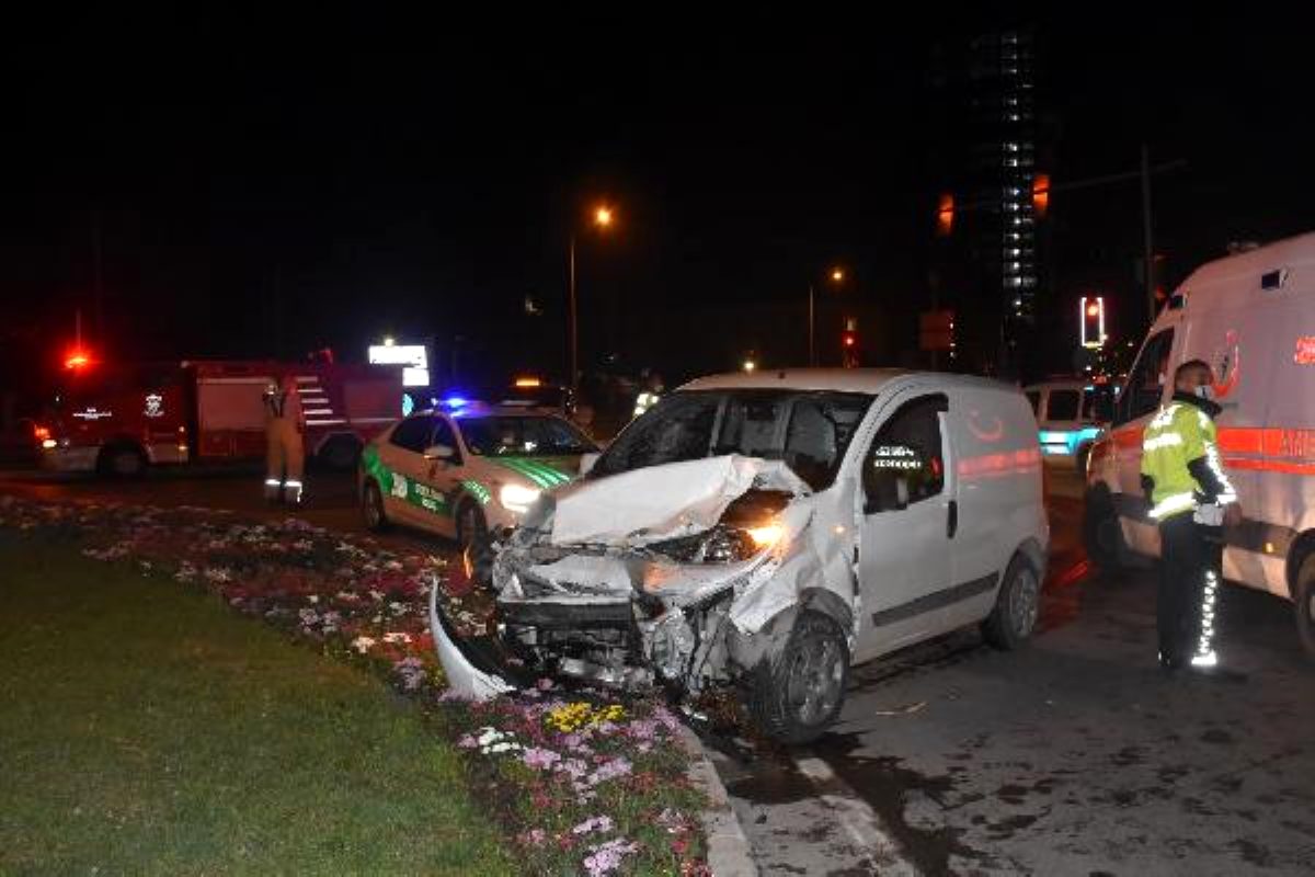 İzmir'de hafif ticari araç otomobile çarptı: 1'i ağır 4 yaralı