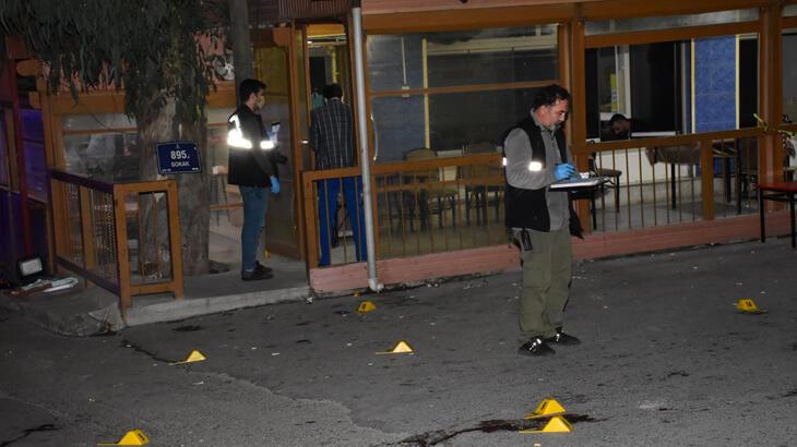 İzmir'de kahvehane önünde silahlı kavga! 1 ölü 4 yaralı