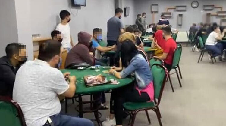 İzmir'de kıraathaneye şok baskın! 43 kişiye 213 bin lira ceza