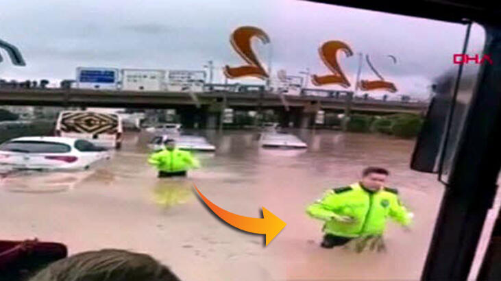 İzmir'de komiserin örnek davranışı sosyal medyayı salladı: Sel sularına daldı!
