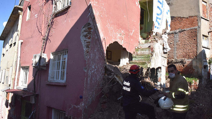 İzmir'de metruk sinagogun duvarı bitişikteki evin üzerine yıkıldı