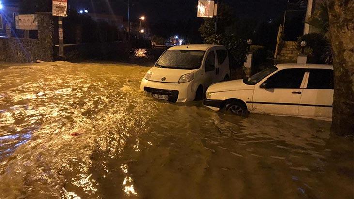 İzmir'de sağanak yağış etkili oluyor