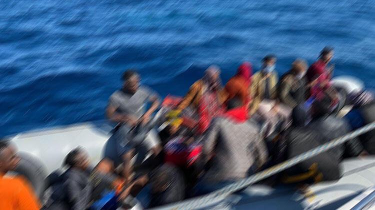 İzmir'de Türk kara sularına itilen 28 düzensiz göçmen kurtarıldı